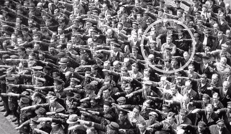 7. Một người đàn ông duy nhất từ chối làm việc chào Đức Quốc xã, 1936.