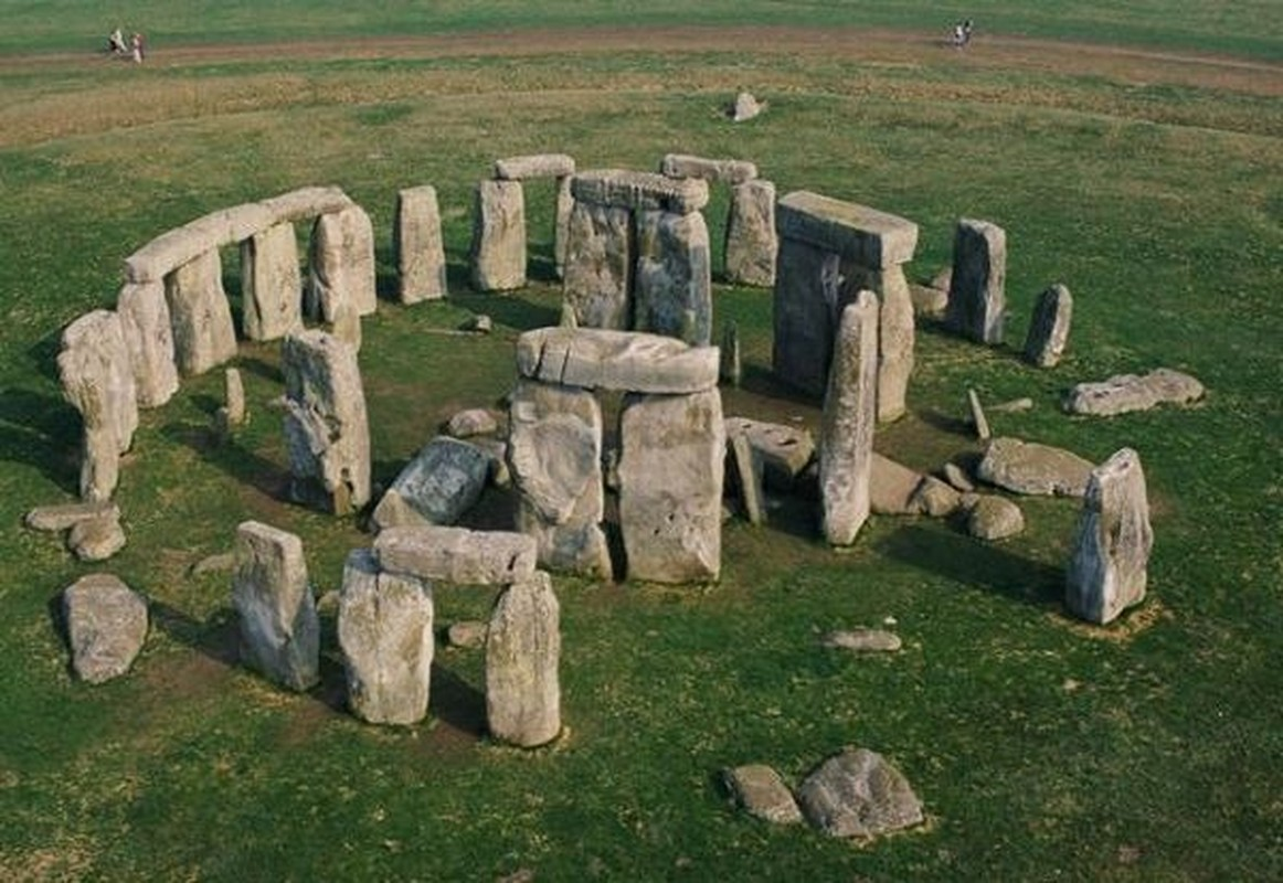 Giả thuyết được nhiều người chấp nhận hơn cả đó là Stonehenge là khu đất dành cho mai táng. Giả thuyết này đã được chứng minh bởi những bằng chứng khảo cổ học năm 2008, khi những vết tích hỏa táng xung quanh công trình khớp với thời gian được ước tính xây dựng Stonehenge.