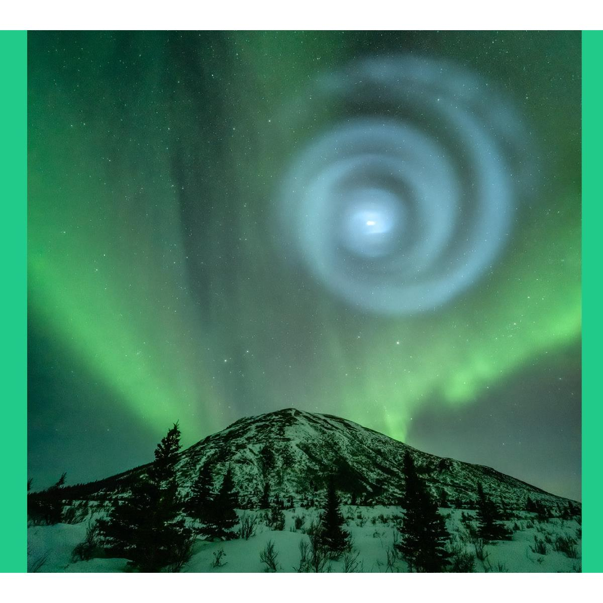 Hiệu ứng này được tạo ra bởi sự va chạm của gió mặt đất với các hạt phân tử khí hiếm trên bầu trời, tạo ra các dòng điện và chỉ thị là ánh sáng.