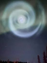 Khi gió mặt đất đi qua các dòng điện này, chúng ta có thể quan sát được một hiện tượng ánh sáng bằng mắt thường. Hiện tượng này có thể xảy ra ở các khu vực có độ cao và nhiệt độ thấp.