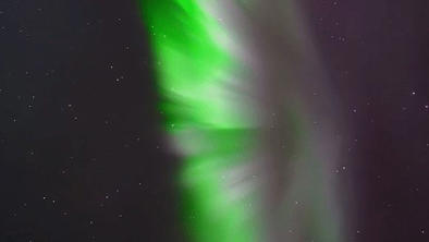 Một nguyên nhân khác của hiện tượng này có thể là do tia chớp. Tia chớp có thể tạo ra các dòng điện trên bầu trời và tương tác với khí hiếm để tạo ra các hiệu ứng ánh sáng đặc biệt, bao gồm ánh sáng màu xanh nhạt màu xoắn ốc giống thiên hà.