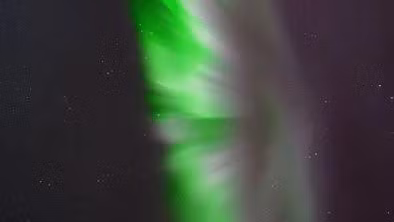 Một nguyên nhân khác của hiện tượng này có thể là do tia chớp. Tia chớp có thể tạo ra các dòng điện trên bầu trời và tương tác với khí hiếm để tạo ra các hiệu ứng ánh sáng đặc biệt, bao gồm ánh sáng màu xanh nhạt màu xoắn ốc giống thiên hà.