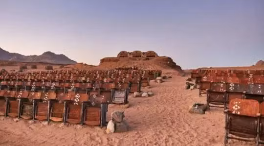 Máy phát điện của rạp đã bị phá hủy, hiện nơi đây chỉ còn lại 150 chỗ ngồi đợi chờ một dự án bỏ ngỏ.