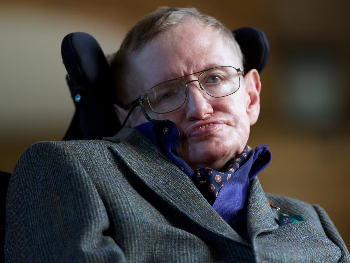 Nhà vật lý học hàng đầu Stephen Hawking từng khuyến cáo con người hãy cẩn thận đừng phát đi những tín hiệu tìm kiếm sự sống ngoài hành tinh, bởi không ai biết được có gì ở ngoài không gian vũ trụ rộng lớn kia, việc phát đi tín hiệu này chẳng khác gì chúng ta đang "lạy ông tôi ở bụi này".