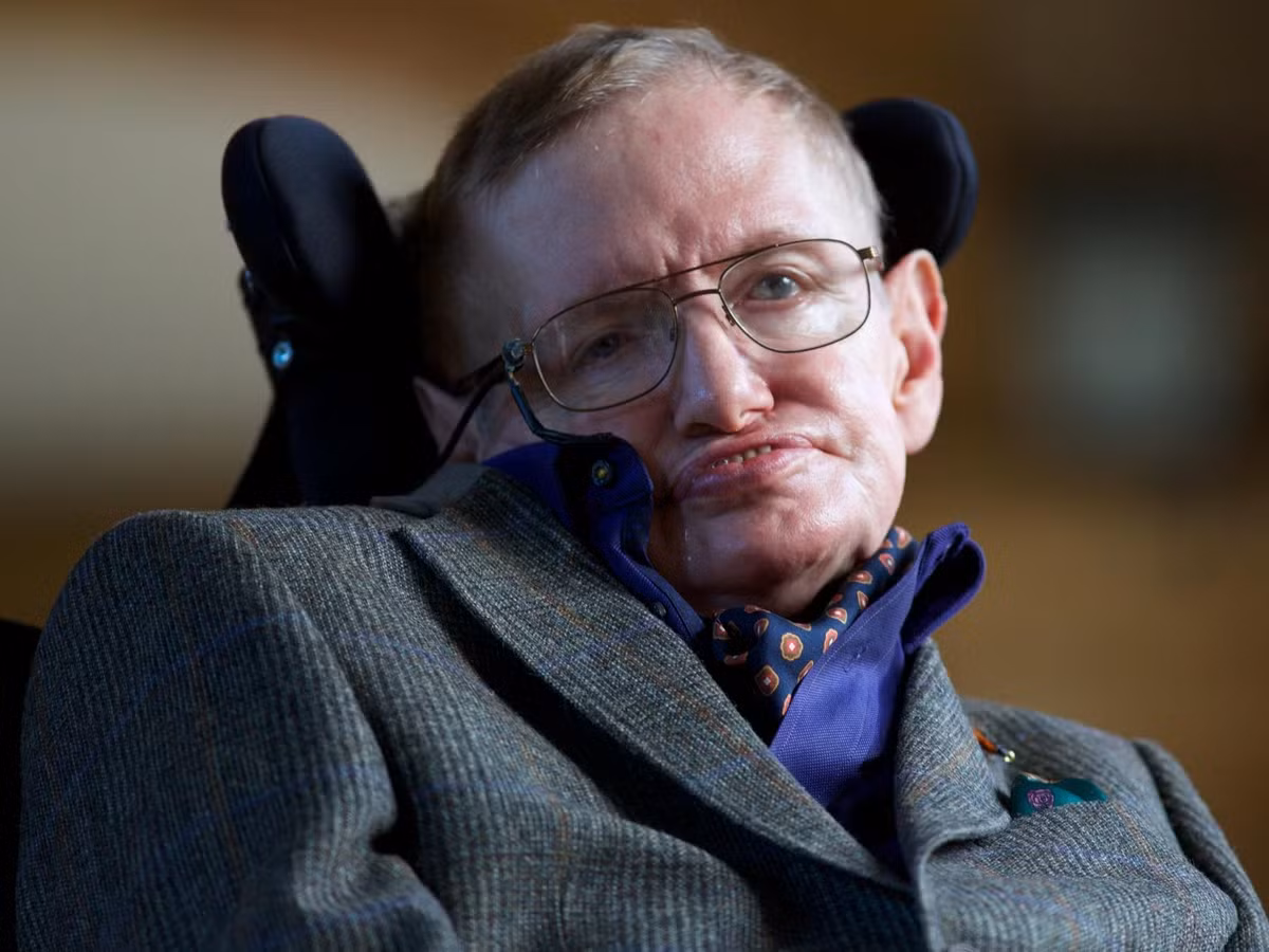 Nhà vật lý học hàng đầu Stephen Hawking từng khuyến cáo con người hãy cẩn thận đừng phát đi những tín hiệu tìm kiếm sự sống ngoài hành tinh, bởi không ai biết được có gì ở ngoài không gian vũ trụ rộng lớn kia, việc phát đi tín hiệu này chẳng khác gì chúng ta đang "lạy ông tôi ở bụi này".