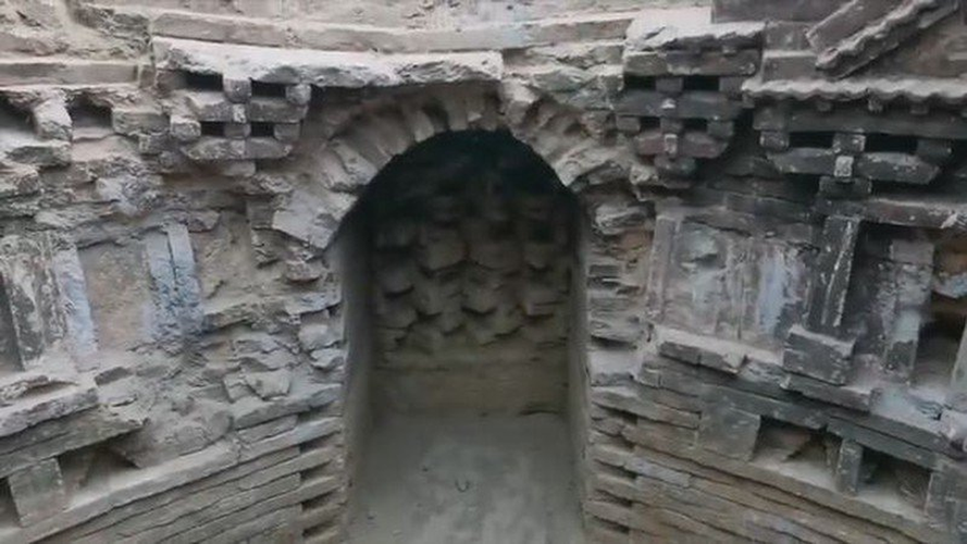 Bên cạnh các bức tranh tường, nhóm khảo cổ còn tìm thấy hơn 100 bộ di vật được chôn lấp trong hai ngôi mộ, hầu hết là tượng người đang đứng hoặc cưỡi ngựa. (Ảnh minh họa)