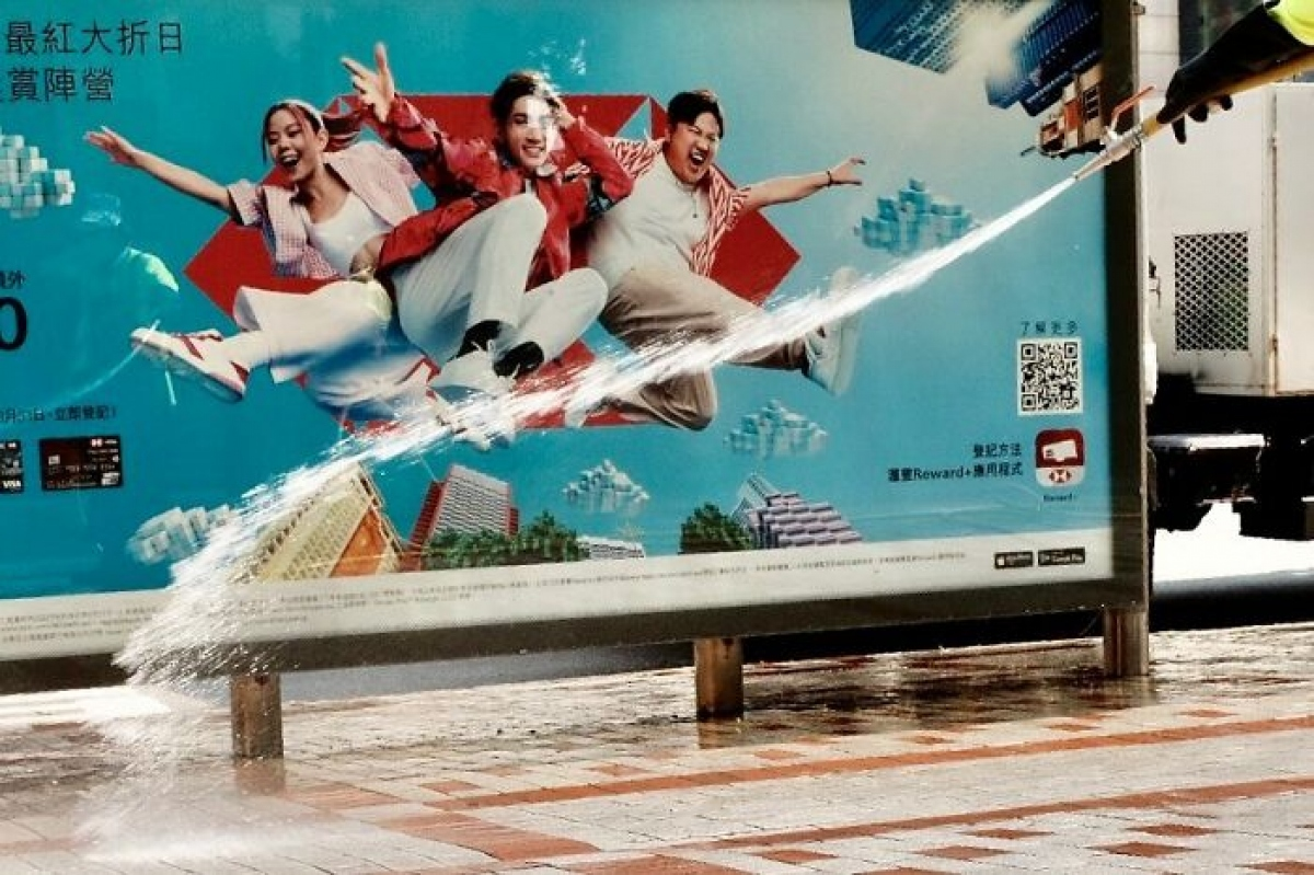 Một hình ảnh lạ lùng không bao giờ trùng "Hãy nhảy lên nào trước khi bị nước bắn lên người".