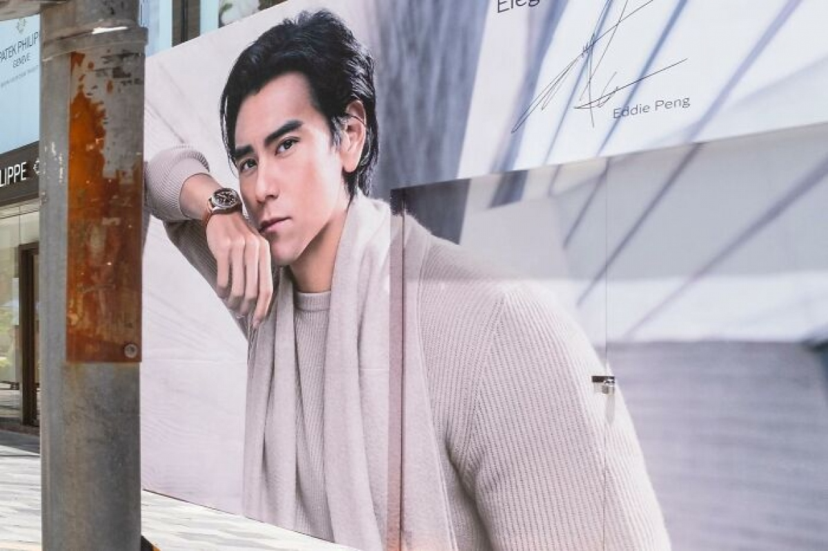 Tấm áp phích đặt ở vị trí này khiến cho người đàn ông trên trông như đang dựa vào cột điện bên đường.