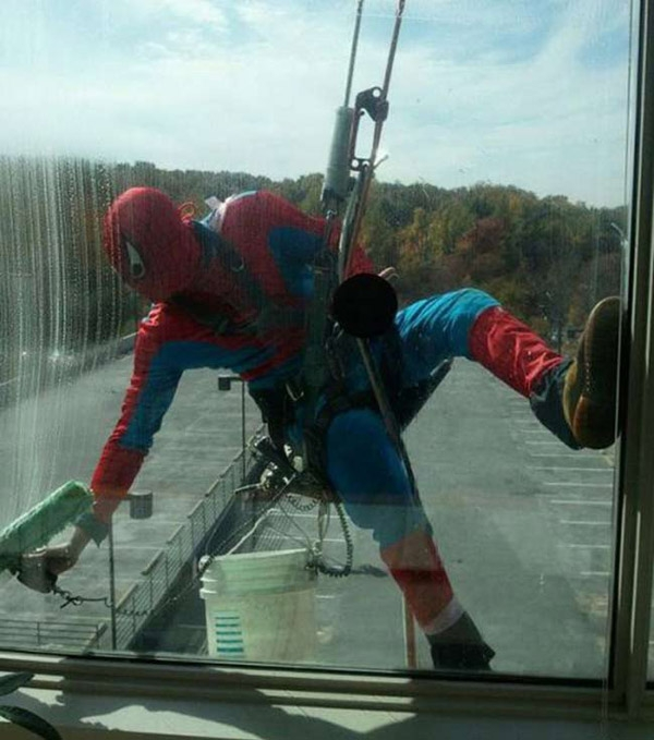 Bức ảnh là minh chứng rõ nhất cho câu nói "Ai rồi cũng phải đi làm thêm thôi" kể cả "người nhện".