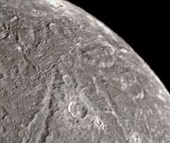 Miranda có hàng loạt các dãy núi trên bề mặt và cũng có một hố sụt rất lớn, được gọi là Verona Rupes, cao hơn 5 lần so với độ sâu của Grand Canyon.