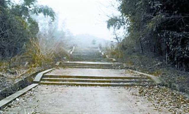 Còn có một giai thoại kỳ lạ kể rằng, kẻ trộm ban đêm lẻn vào huyệt mộ thì tận mắt thấy một Lưu Bị đang sống sờ sờ, thậm chí còn đem tặng cho chúng rượu ngon, đai ngọc. (Ảnh minh họa)