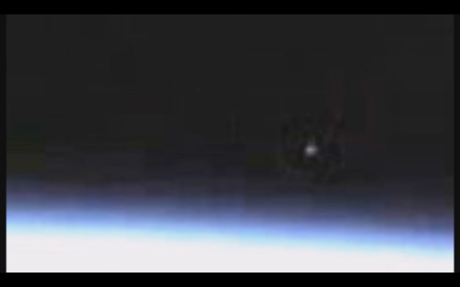 Cũng trong một lần khác, các "thợ săn" UFO đã phát hiện một vật thể di chuyển nhanh xuất hiện đang bay vụt qua trạm ISS ngay trước khi livestream từ trạm bị mất kết nối.