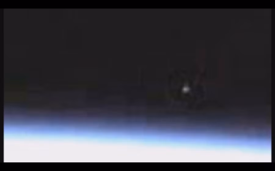 Cũng trong một lần khác, các "thợ săn" UFO đã phát hiện một vật thể di chuyển nhanh xuất hiện đang bay vụt qua trạm ISS ngay trước khi livestream từ trạm bị mất kết nối.