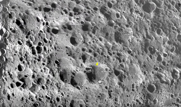 Scott Waring đã suy đoán về sự bất thường của bản đồ Google Moon. Ông nói: “Tôi đã tìm thấy một cấu trúc lạ hơn 15km trải dài trên khu vực De Moraes Crater của Mặt trăng”. Sau đó, ông đã phóng to vào sự bất thường của Mặt trăng để tập trung vào chi tiết không rõ ràng của nó.