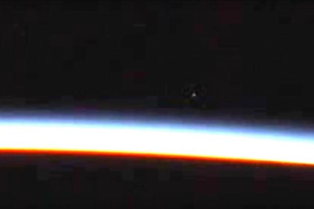 Trong đoạn băng từ ISS được đăng trên channel Youtube của ColdPyro, một vệt trắng xuất hiện từ phía chân trời. Ngay trước khi UFO bay ra khỏi tầm nhìn, đoạn phim cắt sang màn xám và thông báo gặp trục trặc kĩ thuật.