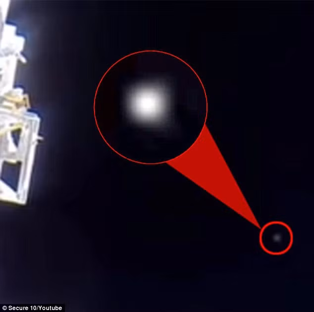 Cụ thể, trong video được quay lại từ trạm ISS bởi một phi hành gia đang quay cảnh Trái Đất từ vũ trụ. Khi ánh sáng nhấp nháy xuất hiện, phi hành gia liền đưa tay che trước ống kính. Một lần nữa "màn kịch" này lại tái diễn khi một ánh sáng tương tự xuất hiện đang băng qua Trái Đất.