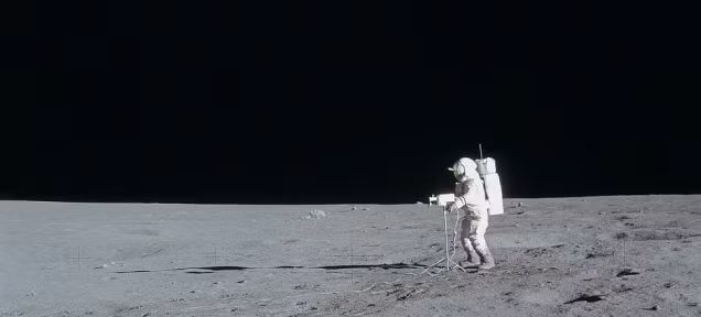 Mặt khác, những người lính Mỹ ở căn cứ Woodbridge đã bắt gặp vật thể bay bí ẩn trong khu rừng Rendlesham. Nhiều người tin rằng đây là UFO của người ngoài hành tinh, nhưng một số khác cho rằng vật thể đó đã từng ngăn chặn một cuộc xung đột hạt nhân.