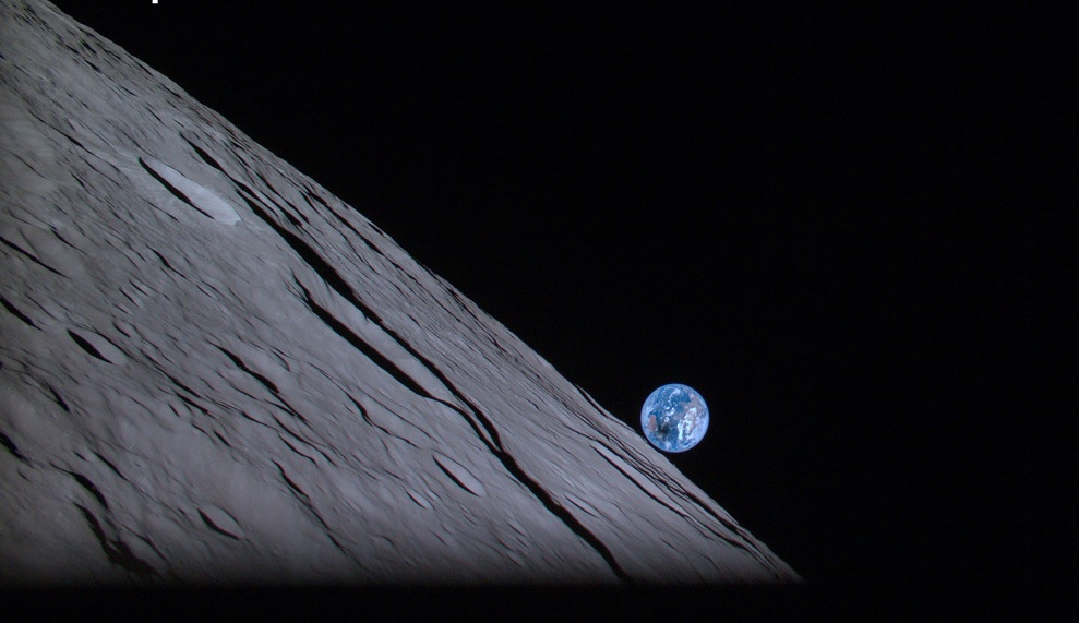 Trong bức ảnh này, xuất hiện một lỗ đen lớn trên vị trí nước Úc. Khoảnh khắc hiếm hoi này được ghi nhận vài ngày trước giây phút "tử nạn" của tàu Hakuto R, đúng vào lúc Trái Đất đang trải qua nhật thực toàn phần (21/4).