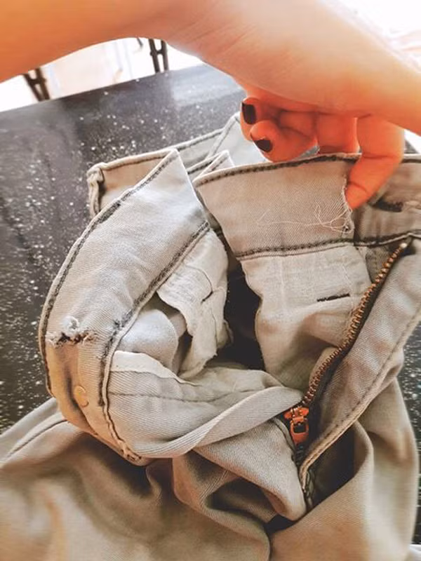 Chúng tôi đã có cuộc trò chuyện ngắn với chị Trần Trang (người đăng tải câu chuyện chồng giấu quỹ đen trong cạp quần) và được biết câu chuyện thú vị đằng sau đó. Chị cho hay, bản thân rất bất ngờ và bối rối khi phát hiện chồng cất tiền riêng. Nhìn cách chồng tỉ mỉ vo tròn từng đồng tiền rồi giấu vào chiếc cạp quần bé xíu, chị vừa buồn cười vừa… bực.