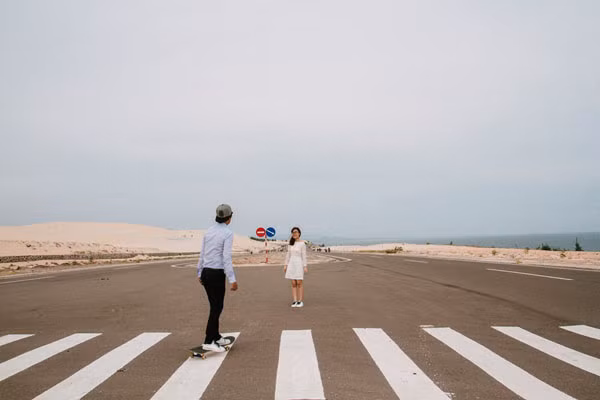 Họ đã cùng nhau đặt chân đến nhiều địa điểm nổi tiếng trên khắp cả nước. Chú rể cho biết: "Chỉ còn 4 tuần nữa, hai đứa về chung một nhà. Mình muốn tặng cô ấy một bộ ảnh cưới bụi mộc mạc, đơn giản, để 10-20 năm sau, xem lại album, kỷ niệm và những hành trình sẽ còn đọng lại mãi". Bức ảnh thực hiện tại Bàu Trắng - Phan Thiết.