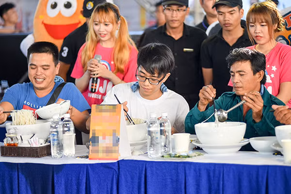 Một số thí sinh khác cùng tham gia thử thách ăn nhiều.