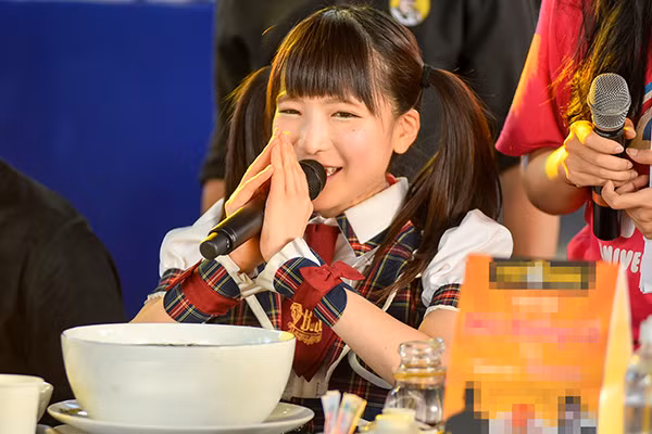 Ngày 26/3, cô gái nổi tiếng nhờ khả năng ăn nhiều - "thánh ăn Nhật Bản" Moeazu đã có mặt tại một sự kiện dành riêng cho giới trẻ yêu mến văn hóa Nhật Bản được tổ chức tại TP.HCM. Tại đây, Moeazu đã khiến nhiều bạn trẻ há hốc mồm khi ăn liên tục 2 bát phở to đùng.