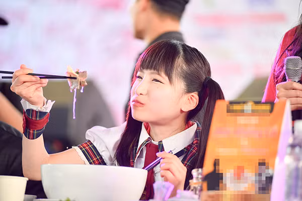 Cô gái Nhật Bản tự tin thể hiện khả năng ăn uống của mình.