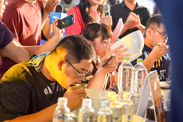 “Quả không hổ danh là cô gái ăn nhiều. Ăn quá trời mà nhìn người nhỏ xíu”; “Nhìn cô ấy nuốt từng bánh phở một cách ngon lành mà ngưỡng mộ. Không hiểu số phở ấy tiêu hóa đi đâu mà nhanh dữ vậy;” “Thật ngoài sức tưởng tượng, nếu không chứng kiến trực tiếp, chắc sẽ không thể tin khả năng phàm ăn của cô gái này”;… những bạn trẻ có mặt tại Lễ hội truyền tai nhau những câu bình luận như thế sau khi xem Moeazu ăn phở.