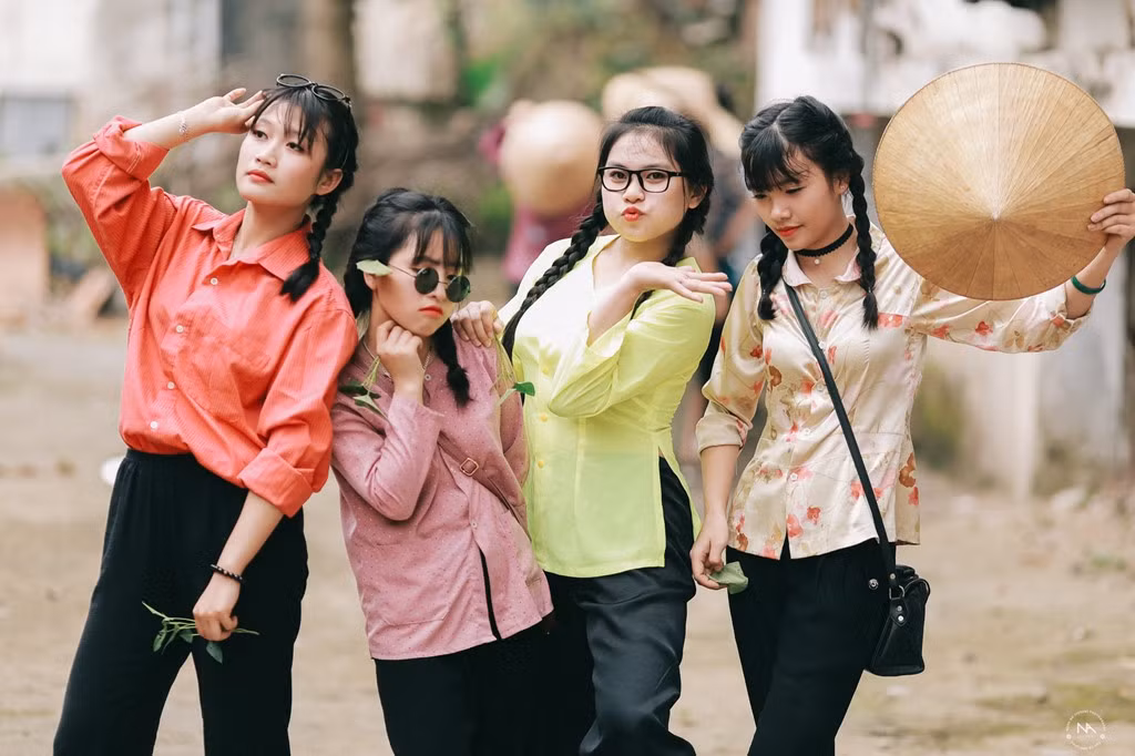 Các bạn nữ không kém phần tinh nghịch trong bộ ảnh ghi dấu ấn "nhất quỷ nhì ma thứ ba học trò".