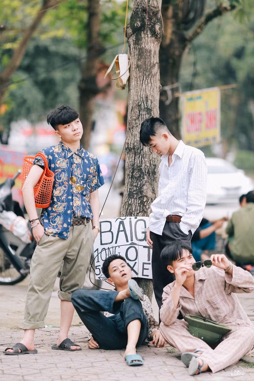 Quần áo, giày dép, mũ nón, thậm chí đạo cụ, cảnh chụp sao cho phù hợp cũng đều do cả lớp chuẩn bị.