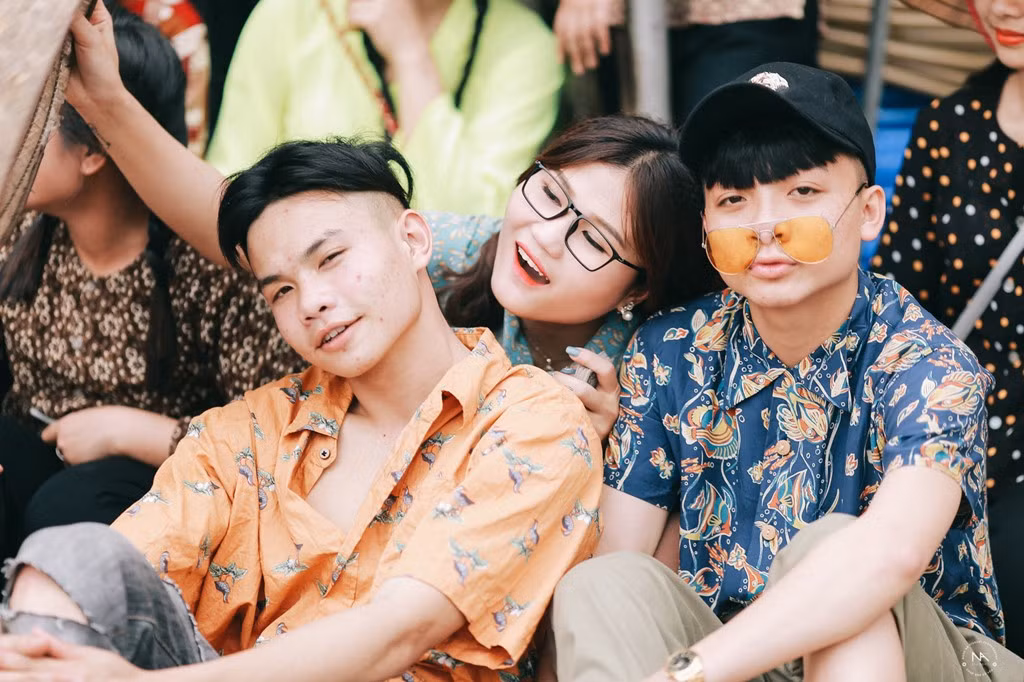 "Chúng mình lên ý tưởng này vì muốn lớp trở lại những ngày tháng thời xưa. Dù nhiều học sinh lớp, trường khác chụp ảnh kỷ yếu với phong cách mới và hiện đại, chúng mình lại muốn quay về thời bao cấp", Tuấn Vũ chia sẻ.