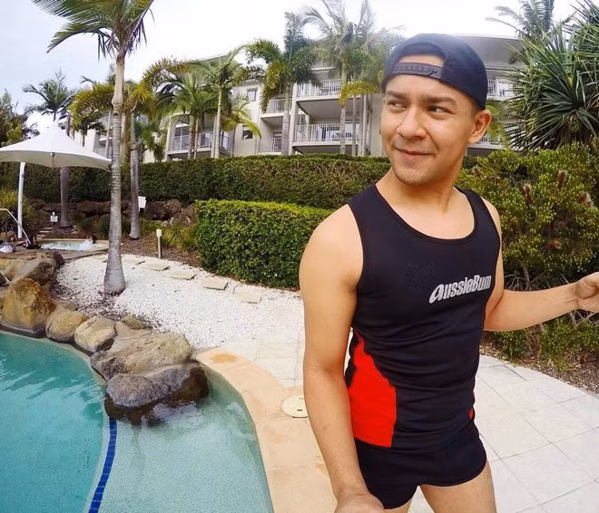 Trong khi đó, Sokun Thavyrak cùng không ít tài khoản khác lại bày tỏ sự lo ngại về sự nghiệp của chàng trai người Malaysia: "Hãy cùng nguyện cầu cho anh chàng này không bị sa thải khi các sếp xem clip này".