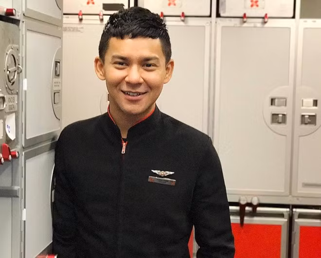 Theo Daily Mail, Farhan Rzman - đồng nghiệp của Assraf - là người đầu tiên chia sẻ clip hài hước này. Sau đó, nó được trang 9GAG dẫn lại trên fanpage, hiện thu hút gần 12 triệu lượt xem và 132.000 bình luận. Nhờ mức độ nổi tiếng của đoạn video, tiếp viên hàng không đến từ Kuala Lumpur bất ngờ trở thành ngôi sao Internet và có hàng nghìn fan.