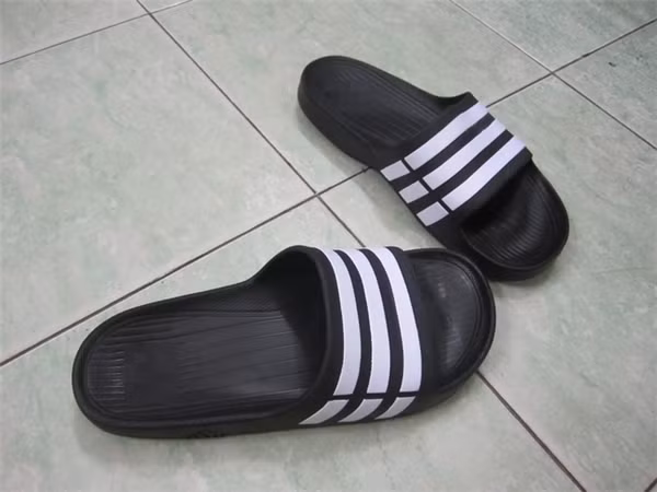 Hiện đại và gần gũi là đôi dép lê 3 sọc. Chúng vốn là sản phẩm mang thương hiệu rõ ràng nhưng ngay từ giữa thập niên vừa qua đã được nhái đầy rẫy, nên người người nhà nhà đều sở hữu được một đôi dép lê 3 sọc cá tính. Có thời, đôi dép này như một kiểu “đồng phục” của giới học sinh nữa đấy. Và cách đây 2 năm, chẳng rõ nguyên cớ gì mà đôi dép lê 3 sọc này lại được giới thời trang quốc tế lăng xê trở lại.