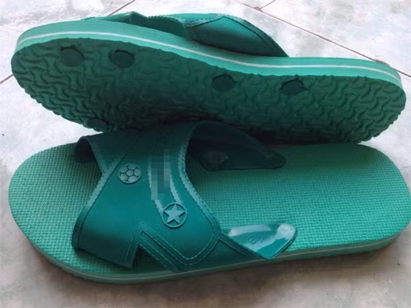 Rồi lịch sử sang trang với sự xuất hiện của những đôi dép xốp. Với thiết kế “siêu nhẹ”, đẹp mắt, màu mè và quan trọng là rẻ tiền, nên bạn dễ dàng thấy sự hiện diện của “siêu phẩm” này ở bất cứ nơi đâu. Đặc biệt, đôi dép xốp rất hợp để đi học thêm trong mùa mưa.