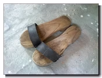 Các cô nàng nữ sinh sành điệu thập niên 80 còn có mốt guốc gỗ với tiếng kêu lộc cộc rất đặc trưng. Và giờ đây thì chúng đã thành của hiếm rồi đó.