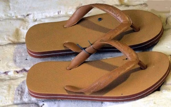 Tiếp nối là thời kì của dép lào hay những đôi tông lào đậm chất “dân chơi". Đặc biệt, đối với loại dép này thì đế càng dày lại càng “oách xà lách”.