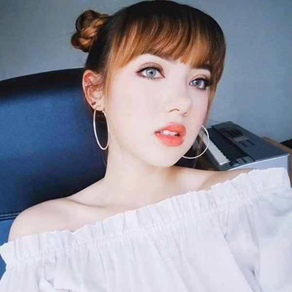 Xinh đẹp và quyến rũ.