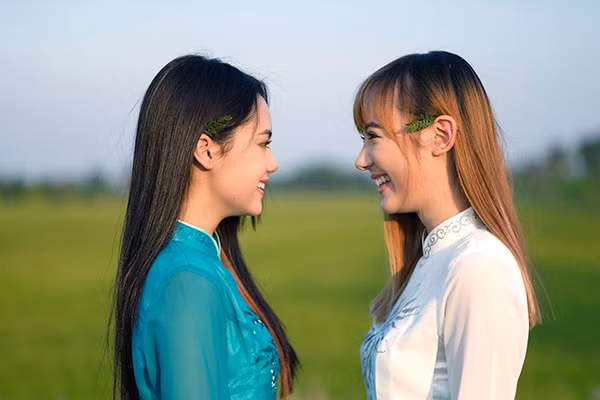 Một người bạn khác của Jannine cũng vô cùng thích thú khi được khoác lên mình chiếc áo dài Việt Nam.