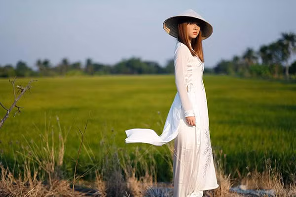 Từ bao đời nay, áo dài và nón lá là 2 biểu tượng của người phụ nữ Việt Nam. Trang phục truyền thống này không chỉ tôn vinh vóc dáng mảnh mai mà còn làm toát lên vẻ dịu dàng, hiền thục của người con gái Việt. Có một điều đáng nói là, không chỉ con gái Việt diện áo dài mới xinh đâu nhé! Những cô nàng ngoại quốc cũng thử sức và trở nên xinh đẹp dịu dàng trong tà áo dài Việt Nam. Và một trong những cô gái đang được dân mạng khen ngợi vì vẻ duyên dáng khi diện lên mình chiếc áo dài trắng tinh khôi chính là Jannine Weigel.