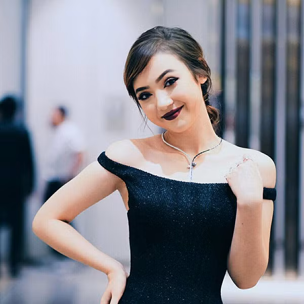 Có phần chững chạc nhưng vẫn cuốn hút.