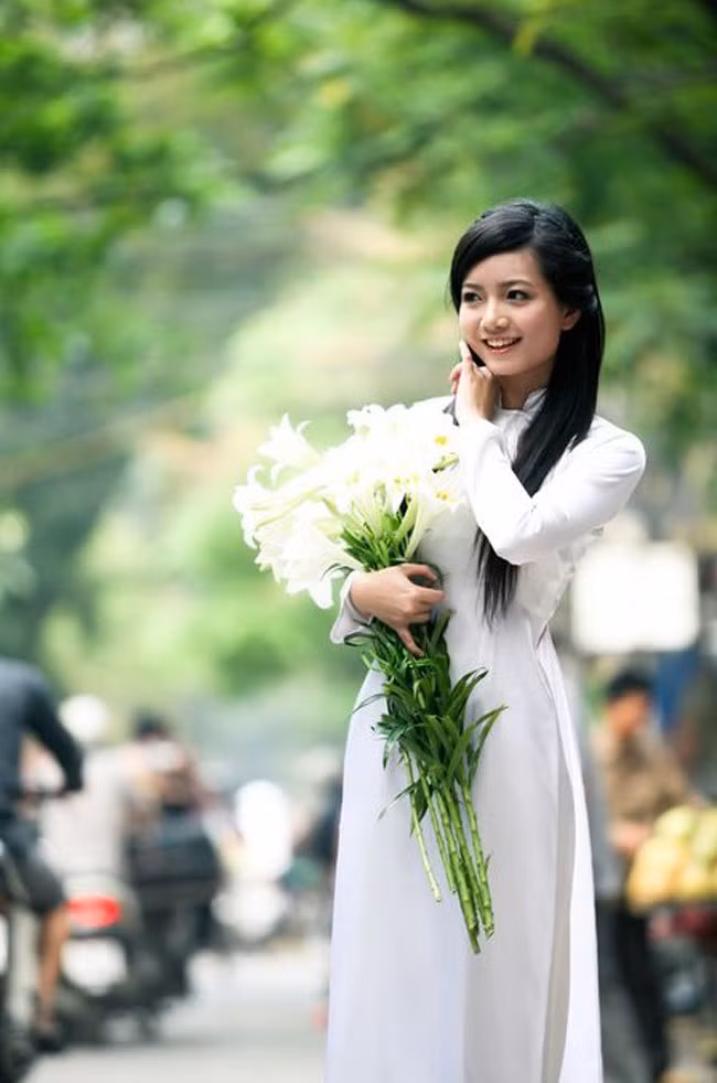 Hình ảnh cô diện áo dài thướt tha trên bục giảng khiến nhiều người xuýt xoa.