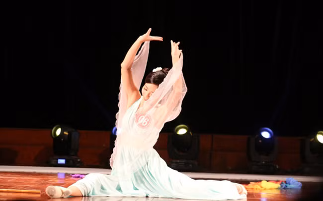 Dù đã 27 tuổi nhưng trông cô giáo 9X vẫn rất xinh đẹp, xì tin.