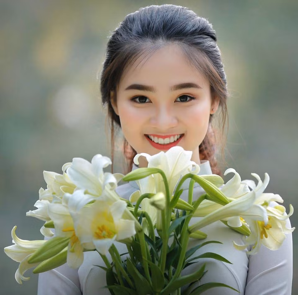 Cuối tháng 3, đầu tháng 4 là thời điểm hoa loa kèn đua nở, khoe sắc và xuất hiện tràn ngập trên khắp các con phố ở Thủ đô Hà Nội. Đây cũng là khoảng gian tuyệt vời để các cô gái trẻ sắp xếp thời gian, ghi lại những khoảnh khắc ấn tượng của tuổi thanh xuân bên loài hoa đặc biệt này. Mới đây, chỉ bằng một vài bức ảnh khoe nụ cười rạng rỡ, khuôn mặt hết sức xinh xắn, duyên dáng bên hoa loa kèn, một nữ sinh 16 tuổi đã gây thương nhớ cho biết bao cư dân mạng, vị khách xem ảnh. Ảnh: Trần Gia.