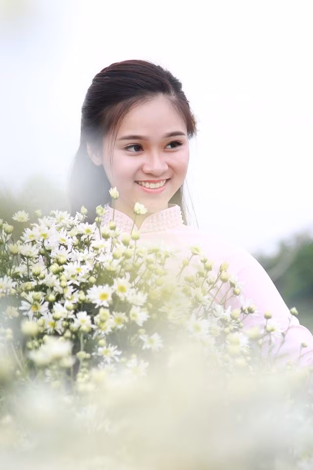 Theo chia sẻ của Ngọc Anh, trước đây đã có khá nhiều người mời em làm mẫu ảnh, làm diễn viên trong các clip ngắn, MV... Tuy nhiên do thời gian học tập bận rộn, bản thân cũng chưa có định hướng đi theo con đường nghệ thuật nên Ngọc Anh dù đã là thành viên của câu lạc bộ nhiếp ảnh được hơn 1 năm nhưng em chỉ nhận lời mời đi chụp ảnh khi thật rảnh rỗi. Ảnh: Nguyễn Bình Cường.