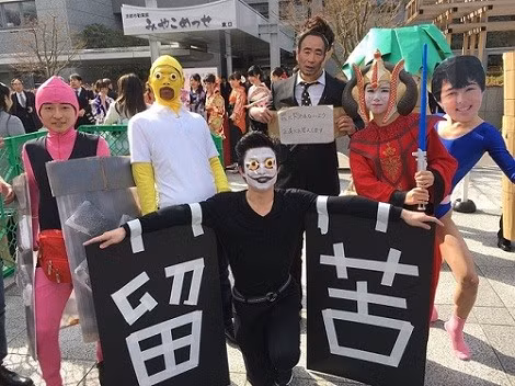 Đây chính là cơ hội để các bạn trẻ, sinh viên Nhật Bản được bộc lộ hết khả năng sáng tạo của mình, cũng như lưu giữ những bức hình ấn tượng nhất trước khi ra trường. Những buổi lễ hội cosplay hoành tráng gần như đã thay thế lễ trao bằng truyền thống.