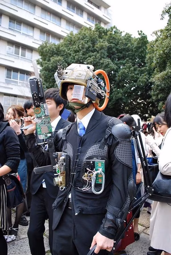 Nhiều sinh viên nước khác không tiếc lời khen ngợi ngôi trường này trên mạng xã hội: "Đại học Kyoto xếp thứ hạng cao ở Nhật Bản và cả châu Á. Các bạn sinh viên đã học hành rất chăm chỉ, những khoảnh khắc vui nhộn này hoàn toàn xứng đáng và ý nghĩa".