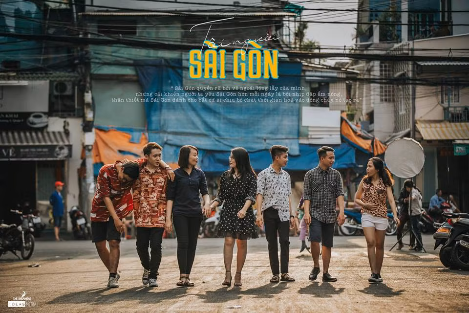 Bộ ảnh kỷ yếu độc đáo nào này khi được đưa lên mạng xã hội đã nhanh chóng nhận được sự quan tâm và xuýt xoa của đông đảo cư dân mạng. Phần đông đều thích thú và không tiếc lời khen ngợi về bộ ảnh dễ thương nhưng lại bật lên được vẻ đẹp giản dị nhưng lộng lẫy của Sài Gòn. Sài Gòn quyến rũ bởi vẻ ngoài lộng lẫy của mình, nhưng cái khiến người ta yêu Sài Gòn hơn mỗi ngày là bởi nhịp đập ấm nóng, thân thiết mà Sài Gòn dành cho bất cứ ai chịu bỏ chút thời gian hòa vào dòng chảy nó tạo ra.
