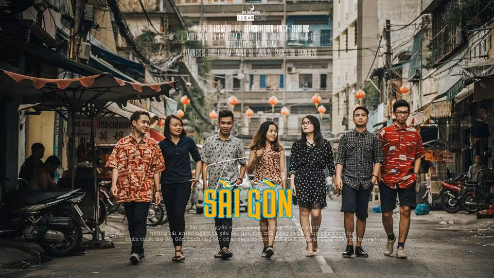 Chụp ảnh kỷ yếu ngày nay đã trở nên gần gũi và thân thuộc đối với các bạn học sinh, sinh viên cuối cấp. Những bức ảnh được các bạn trẻ lưu giữ lại không chỉ đơn thuần là những kỷ niệm tươi đẹp một thời mà còn là nơi để các bạn thể hiện sự sáng tạo phong cách rất riêng của mình.
