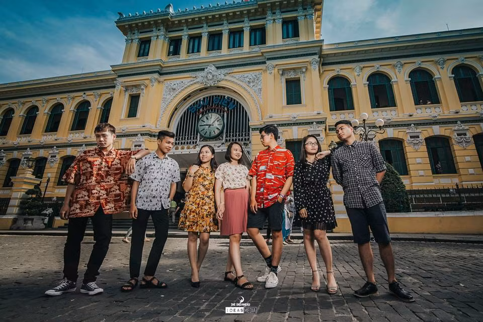 Ngoài ra, các bạn sinh viên còn chụp ở những con phố, ngóc ngách kề gần đó với những bức ảnh khá ấn tượng cùng với lối diễn khá hài hước.